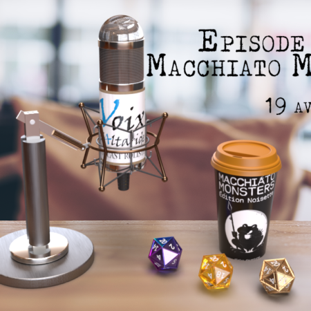 Table de café avec un micro, des dés et une tasse à café en carton aux couleurs de Macchiato Monster